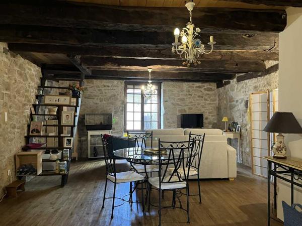 Maison ancienne - Montignac-lascaux Dans le centre historique de Montignac-Lascaux, ancienne maison divisée en 2 logements avec 2 entrées indépendantes.