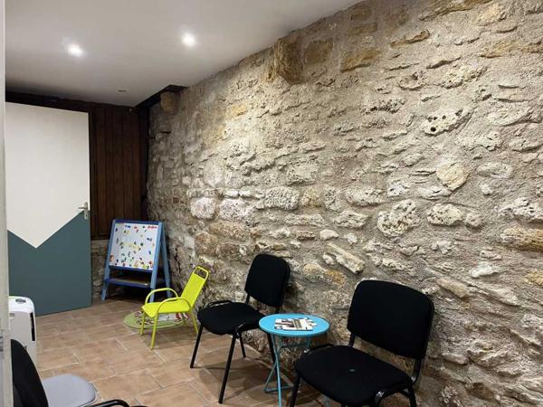 Maison ancienne - Montignac-lascaux Dans le centre historique de Montignac-Lascaux, ancienne maison divisée en 2 logements avec 2 entrées indépendantes.