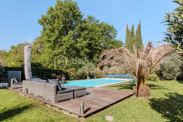 Une exclusivité BSK ! Au cœur de Saint-Orens-de-Gameville, proche des commodités ,  villa T5/6 de 119 m², nichée dans un écrin de verdure où calme et douceur de vivre sont les maîtres mots.
Dès les premiers pas, l’atmosphère opère : deux belles terrasses invitent à la détente et s’ouvrent sur une piscine élégante, véritable promesse de moments privilégiés.
À l’intérieur, la lumière est omniprésente. La pièce de vie traversante et chaleureuse, profite d’une double exposition. La cuisine semi-ouverte, à la fois élégante et conviviale, prolonge naturellement cet espace de partage.
Côté nuit, quatre chambres fonctionnelles avec rangements, accompagnées d’une salle de bains et d’une salle d’eau pour un quotidien facilité.
Un bureau et une buanderie viennent parfaire l’ensemble, offrant des espaces pratiques et modulables selon vos besoins.
Enfin, un vaste garage en sous-sol complète ce bien, idéal pour stationner et organiser vos rangements en toute simplicité.
Parfaitement entretenue, cette maison ne nécessite aucun travaux : elle est prête à accueillir votre nouvelle histoire.
Un lieu de vie rare, où chaque détail invite au coup de cœur.