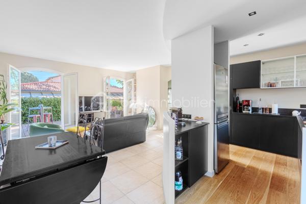 Une exclusivité BSK ! Au cœur de Saint-Orens-de-Gameville, proche des commodités ,  villa T5/6 de 119 m², nichée dans un écrin de verdure où calme et douceur de vivre sont les maîtres mots.
Dès les premiers pas, l’atmosphère opère : deux belles terrasses invitent à la détente et s’ouvrent sur une piscine élégante, véritable promesse de moments privilégiés.
À l’intérieur, la lumière est omniprésente. La pièce de vie traversante et chaleureuse, profite d’une double exposition. La cuisine semi-ouverte, à la fois élégante et conviviale, prolonge naturellement cet espace de partage.
Côté nuit, quatre chambres fonctionnelles avec rangements, accompagnées d’une salle de bains et d’une salle d’eau pour un quotidien facilité.
Un bureau et une buanderie viennent parfaire l’ensemble, offrant des espaces pratiques et modulables selon vos besoins.
Enfin, un vaste garage en sous-sol complète ce bien, idéal pour stationner et organiser vos rangements en toute simplicité.
Parfaitement entretenue, cette maison ne nécessite aucun travaux : elle est prête à accueillir votre nouvelle histoire.
Un lieu de vie rare, où chaque détail invite au coup de cœur.