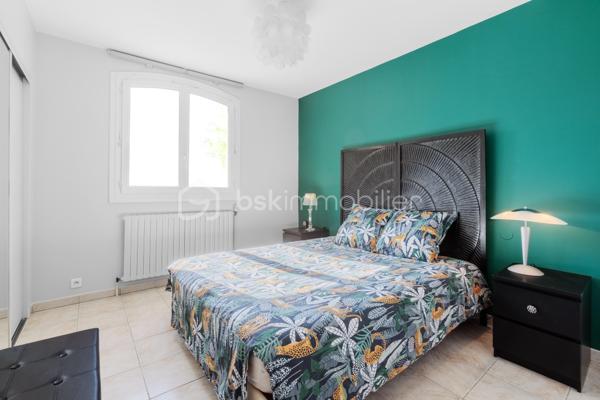 Une exclusivité BSK ! Au cœur de Saint-Orens-de-Gameville, proche des commodités ,  villa T5/6 de 119 m², nichée dans un écrin de verdure où calme et douceur de vivre sont les maîtres mots.
Dès les premiers pas, l’atmosphère opère : deux belles terrasses invitent à la détente et s’ouvrent sur une piscine élégante, véritable promesse de moments privilégiés.
À l’intérieur, la lumière est omniprésente. La pièce de vie traversante et chaleureuse, profite d’une double exposition. La cuisine semi-ouverte, à la fois élégante et conviviale, prolonge naturellement cet espace de partage.
Côté nuit, quatre chambres fonctionnelles avec rangements, accompagnées d’une salle de bains et d’une salle d’eau pour un quotidien facilité.
Un bureau et une buanderie viennent parfaire l’ensemble, offrant des espaces pratiques et modulables selon vos besoins.
Enfin, un vaste garage en sous-sol complète ce bien, idéal pour stationner et organiser vos rangements en toute simplicité.
Parfaitement entretenue, cette maison ne nécessite aucun travaux : elle est prête à accueillir votre nouvelle histoire.
Un lieu de vie rare, où chaque détail invite au coup de cœur.