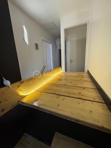 MAISON COUP DE COEUR - CHARME - LUMIÈRE ET FACTURES D'ENERGIE MAÎTRISÉES !

Il y a des maisons que l'on visite et celles que l'on n'oublie pas, celle ci coche toutes les cases de la maison coup de coeur :

Du charme, du calme, de la luminosité, de beaux volumes et un extérieur pensé comme un véritable espace de vie

Située en haut de la Font Neuve, quartier recherché, à deux pas d'intermarché Bonaval, je vous invite à vous stationner sur la place prévue à cet effet, ou directement dans votre garage et à entrer ...

Le rez de chaussée s'organise autour d'un espace convivial cette villa qui est la grande pièce de vie parée de grandes baies vitrées alu, offrant un accès direct à une première terrasse et à la piscine, aux accents zens .....

La cuisine semi séparée, équipée et aménagée, vous conduit tout droit dans le prolongement à la seconde terrasse, équipée d'une pergola au plafond végétalisé, idéale pour profiter d'un espace au frais pendant les fortes chaleurs

Toujours en rez de chaussée, vous beneficiez de wc séparés, et de l'accès garage

Avant de vous inviter à emprunter l'escalier pour rejoindre l'étage, je vous propose de revenir sur cet exterieur pensé une véritable parenthèse et qui invite à un total lâcher prise : le jardin offre une véritable ambiance zen chill et intimiste, avec une piscine semi enterrée et plusieurs espaces permettant de profiter des beaux jours 

Un exterieur où l'on imagine facilement de longue soirées d'été, les repas entre amis, un café le matin sous le chant des oiseaux, ou simplement ne rien faire, et ça, c'est parfois le vrai luxe.

Je vous invite à emprunter l'escalier en bois naturel,

à l'étage nous découvrons deux premières chambres desservies par une grande salle d'eau ajourée et aérée, ainsi qu'un espace bureau ( aménagé sur les photos en chambre d'appoint)

puis sur un demi étage supplémentaire, un véritable petit cocon plein de charme, une suite parentale avec sa petite terrasse adjacente

Côté technique et loin d'être anecdotique :

une consommation électrique ( pas de gaz dans cette maison ) de 70€/mois, tout compris, eau chaude, cuisine, électricité, climatisation ect ...

Une performance rendue possible grâce aux panneaux solaires, et à un ballon d'eau chaude dernière génération ultra économique !

+++ POÊLE POUR L'HIVER
+++ CLIMATISATION RECENTE

Alors si vous cherchez une maison avec du caractère plutôt qu'une simple adresse, une visite s'impose !