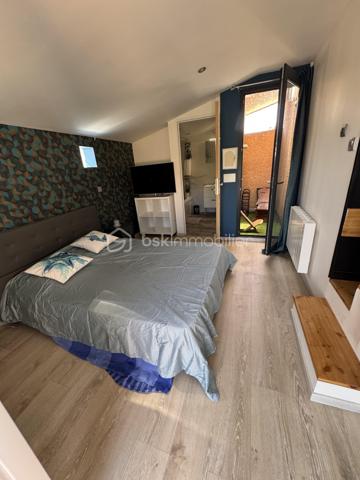 MAISON COUP DE COEUR - CHARME - LUMIÈRE ET FACTURES D'ENERGIE MAÎTRISÉES !

Il y a des maisons que l'on visite et celles que l'on n'oublie pas, celle ci coche toutes les cases de la maison coup de coeur :

Du charme, du calme, de la luminosité, de beaux volumes et un extérieur pensé comme un véritable espace de vie

Située en haut de la Font Neuve, quartier recherché, à deux pas d'intermarché Bonaval, je vous invite à vous stationner sur la place prévue à cet effet, ou directement dans votre garage et à entrer ...

Le rez de chaussée s'organise autour d'un espace convivial cette villa qui est la grande pièce de vie parée de grandes baies vitrées alu, offrant un accès direct à une première terrasse et à la piscine, aux accents zens .....

La cuisine semi séparée, équipée et aménagée, vous conduit tout droit dans le prolongement à la seconde terrasse, équipée d'une pergola au plafond végétalisé, idéale pour profiter d'un espace au frais pendant les fortes chaleurs

Toujours en rez de chaussée, vous beneficiez de wc séparés, et de l'accès garage

Avant de vous inviter à emprunter l'escalier pour rejoindre l'étage, je vous propose de revenir sur cet exterieur pensé une véritable parenthèse et qui invite à un total lâcher prise : le jardin offre une véritable ambiance zen chill et intimiste, avec une piscine semi enterrée et plusieurs espaces permettant de profiter des beaux jours 

Un exterieur où l'on imagine facilement de longue soirées d'été, les repas entre amis, un café le matin sous le chant des oiseaux, ou simplement ne rien faire, et ça, c'est parfois le vrai luxe.

Je vous invite à emprunter l'escalier en bois naturel,

à l'étage nous découvrons deux premières chambres desservies par une grande salle d'eau ajourée et aérée, ainsi qu'un espace bureau ( aménagé sur les photos en chambre d'appoint)

puis sur un demi étage supplémentaire, un véritable petit cocon plein de charme, une suite parentale avec sa petite terrasse adjacente

Côté technique et loin d'être anecdotique :

une consommation électrique ( pas de gaz dans cette maison ) de 70€/mois, tout compris, eau chaude, cuisine, électricité, climatisation ect ...

Une performance rendue possible grâce aux panneaux solaires, et à un ballon d'eau chaude dernière génération ultra économique !

+++ POÊLE POUR L'HIVER
+++ CLIMATISATION RECENTE

Alors si vous cherchez une maison avec du caractère plutôt qu'une simple adresse, une visite s'impose !