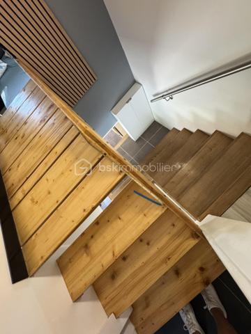 MAISON COUP DE COEUR - CHARME - LUMIÈRE ET FACTURES D'ENERGIE MAÎTRISÉES !

Il y a des maisons que l'on visite et celles que l'on n'oublie pas, celle ci coche toutes les cases de la maison coup de coeur :

Du charme, du calme, de la luminosité, de beaux volumes et un extérieur pensé comme un véritable espace de vie

Située en haut de la Font Neuve, quartier recherché, à deux pas d'intermarché Bonaval, je vous invite à vous stationner sur la place prévue à cet effet, ou directement dans votre garage et à entrer ...

Le rez de chaussée s'organise autour d'un espace convivial cette villa qui est la grande pièce de vie parée de grandes baies vitrées alu, offrant un accès direct à une première terrasse et à la piscine, aux accents zens .....

La cuisine semi séparée, équipée et aménagée, vous conduit tout droit dans le prolongement à la seconde terrasse, équipée d'une pergola au plafond végétalisé, idéale pour profiter d'un espace au frais pendant les fortes chaleurs

Toujours en rez de chaussée, vous beneficiez de wc séparés, et de l'accès garage

Avant de vous inviter à emprunter l'escalier pour rejoindre l'étage, je vous propose de revenir sur cet exterieur pensé une véritable parenthèse et qui invite à un total lâcher prise : le jardin offre une véritable ambiance zen chill et intimiste, avec une piscine semi enterrée et plusieurs espaces permettant de profiter des beaux jours 

Un exterieur où l'on imagine facilement de longue soirées d'été, les repas entre amis, un café le matin sous le chant des oiseaux, ou simplement ne rien faire, et ça, c'est parfois le vrai luxe.

Je vous invite à emprunter l'escalier en bois naturel,

à l'étage nous découvrons deux premières chambres desservies par une grande salle d'eau ajourée et aérée, ainsi qu'un espace bureau ( aménagé sur les photos en chambre d'appoint)

puis sur un demi étage supplémentaire, un véritable petit cocon plein de charme, une suite parentale avec sa petite terrasse adjacente

Côté technique et loin d'être anecdotique :

une consommation électrique ( pas de gaz dans cette maison ) de 70€/mois, tout compris, eau chaude, cuisine, électricité, climatisation ect ...

Une performance rendue possible grâce aux panneaux solaires, et à un ballon d'eau chaude dernière génération ultra économique !

+++ POÊLE POUR L'HIVER
+++ CLIMATISATION RECENTE

Alors si vous cherchez une maison avec du caractère plutôt qu'une simple adresse, une visite s'impose !