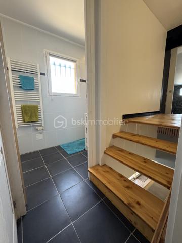 MAISON COUP DE COEUR - CHARME - LUMIÈRE ET FACTURES D'ENERGIE MAÎTRISÉES !

Il y a des maisons que l'on visite et celles que l'on n'oublie pas, celle ci coche toutes les cases de la maison coup de coeur :

Du charme, du calme, de la luminosité, de beaux volumes et un extérieur pensé comme un véritable espace de vie

Située en haut de la Font Neuve, quartier recherché, à deux pas d'intermarché Bonaval, je vous invite à vous stationner sur la place prévue à cet effet, ou directement dans votre garage et à entrer ...

Le rez de chaussée s'organise autour d'un espace convivial cette villa qui est la grande pièce de vie parée de grandes baies vitrées alu, offrant un accès direct à une première terrasse et à la piscine, aux accents zens .....

La cuisine semi séparée, équipée et aménagée, vous conduit tout droit dans le prolongement à la seconde terrasse, équipée d'une pergola au plafond végétalisé, idéale pour profiter d'un espace au frais pendant les fortes chaleurs

Toujours en rez de chaussée, vous beneficiez de wc séparés, et de l'accès garage

Avant de vous inviter à emprunter l'escalier pour rejoindre l'étage, je vous propose de revenir sur cet exterieur pensé une véritable parenthèse et qui invite à un total lâcher prise : le jardin offre une véritable ambiance zen chill et intimiste, avec une piscine semi enterrée et plusieurs espaces permettant de profiter des beaux jours 

Un exterieur où l'on imagine facilement de longue soirées d'été, les repas entre amis, un café le matin sous le chant des oiseaux, ou simplement ne rien faire, et ça, c'est parfois le vrai luxe.

Je vous invite à emprunter l'escalier en bois naturel,

à l'étage nous découvrons deux premières chambres desservies par une grande salle d'eau ajourée et aérée, ainsi qu'un espace bureau ( aménagé sur les photos en chambre d'appoint)

puis sur un demi étage supplémentaire, un véritable petit cocon plein de charme, une suite parentale avec sa petite terrasse adjacente

Côté technique et loin d'être anecdotique :

une consommation électrique ( pas de gaz dans cette maison ) de 70€/mois, tout compris, eau chaude, cuisine, électricité, climatisation ect ...

Une performance rendue possible grâce aux panneaux solaires, et à un ballon d'eau chaude dernière génération ultra économique !

+++ POÊLE POUR L'HIVER
+++ CLIMATISATION RECENTE

Alors si vous cherchez une maison avec du caractère plutôt qu'une simple adresse, une visite s'impose !