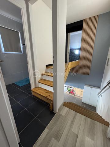 MAISON COUP DE COEUR - CHARME - LUMIÈRE ET FACTURES D'ENERGIE MAÎTRISÉES !

Il y a des maisons que l'on visite et celles que l'on n'oublie pas, celle ci coche toutes les cases de la maison coup de coeur :

Du charme, du calme, de la luminosité, de beaux volumes et un extérieur pensé comme un véritable espace de vie

Située en haut de la Font Neuve, quartier recherché, à deux pas d'intermarché Bonaval, je vous invite à vous stationner sur la place prévue à cet effet, ou directement dans votre garage et à entrer ...

Le rez de chaussée s'organise autour d'un espace convivial cette villa qui est la grande pièce de vie parée de grandes baies vitrées alu, offrant un accès direct à une première terrasse et à la piscine, aux accents zens .....

La cuisine semi séparée, équipée et aménagée, vous conduit tout droit dans le prolongement à la seconde terrasse, équipée d'une pergola au plafond végétalisé, idéale pour profiter d'un espace au frais pendant les fortes chaleurs

Toujours en rez de chaussée, vous beneficiez de wc séparés, et de l'accès garage

Avant de vous inviter à emprunter l'escalier pour rejoindre l'étage, je vous propose de revenir sur cet exterieur pensé une véritable parenthèse et qui invite à un total lâcher prise : le jardin offre une véritable ambiance zen chill et intimiste, avec une piscine semi enterrée et plusieurs espaces permettant de profiter des beaux jours 

Un exterieur où l'on imagine facilement de longue soirées d'été, les repas entre amis, un café le matin sous le chant des oiseaux, ou simplement ne rien faire, et ça, c'est parfois le vrai luxe.

Je vous invite à emprunter l'escalier en bois naturel,

à l'étage nous découvrons deux premières chambres desservies par une grande salle d'eau ajourée et aérée, ainsi qu'un espace bureau ( aménagé sur les photos en chambre d'appoint)

puis sur un demi étage supplémentaire, un véritable petit cocon plein de charme, une suite parentale avec sa petite terrasse adjacente

Côté technique et loin d'être anecdotique :

une consommation électrique ( pas de gaz dans cette maison ) de 70€/mois, tout compris, eau chaude, cuisine, électricité, climatisation ect ...

Une performance rendue possible grâce aux panneaux solaires, et à un ballon d'eau chaude dernière génération ultra économique !

+++ POÊLE POUR L'HIVER
+++ CLIMATISATION RECENTE

Alors si vous cherchez une maison avec du caractère plutôt qu'une simple adresse, une visite s'impose !