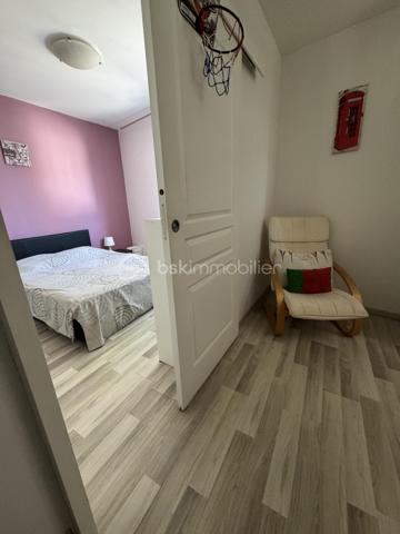 MAISON COUP DE COEUR - CHARME - LUMIÈRE ET FACTURES D'ENERGIE MAÎTRISÉES !

Il y a des maisons que l'on visite et celles que l'on n'oublie pas, celle ci coche toutes les cases de la maison coup de coeur :

Du charme, du calme, de la luminosité, de beaux volumes et un extérieur pensé comme un véritable espace de vie

Située en haut de la Font Neuve, quartier recherché, à deux pas d'intermarché Bonaval, je vous invite à vous stationner sur la place prévue à cet effet, ou directement dans votre garage et à entrer ...

Le rez de chaussée s'organise autour d'un espace convivial cette villa qui est la grande pièce de vie parée de grandes baies vitrées alu, offrant un accès direct à une première terrasse et à la piscine, aux accents zens .....

La cuisine semi séparée, équipée et aménagée, vous conduit tout droit dans le prolongement à la seconde terrasse, équipée d'une pergola au plafond végétalisé, idéale pour profiter d'un espace au frais pendant les fortes chaleurs

Toujours en rez de chaussée, vous beneficiez de wc séparés, et de l'accès garage

Avant de vous inviter à emprunter l'escalier pour rejoindre l'étage, je vous propose de revenir sur cet exterieur pensé une véritable parenthèse et qui invite à un total lâcher prise : le jardin offre une véritable ambiance zen chill et intimiste, avec une piscine semi enterrée et plusieurs espaces permettant de profiter des beaux jours 

Un exterieur où l'on imagine facilement de longue soirées d'été, les repas entre amis, un café le matin sous le chant des oiseaux, ou simplement ne rien faire, et ça, c'est parfois le vrai luxe.

Je vous invite à emprunter l'escalier en bois naturel,

à l'étage nous découvrons deux premières chambres desservies par une grande salle d'eau ajourée et aérée, ainsi qu'un espace bureau ( aménagé sur les photos en chambre d'appoint)

puis sur un demi étage supplémentaire, un véritable petit cocon plein de charme, une suite parentale avec sa petite terrasse adjacente

Côté technique et loin d'être anecdotique :

une consommation électrique ( pas de gaz dans cette maison ) de 70€/mois, tout compris, eau chaude, cuisine, électricité, climatisation ect ...

Une performance rendue possible grâce aux panneaux solaires, et à un ballon d'eau chaude dernière génération ultra économique !

+++ POÊLE POUR L'HIVER
+++ CLIMATISATION RECENTE

Alors si vous cherchez une maison avec du caractère plutôt qu'une simple adresse, une visite s'impose !