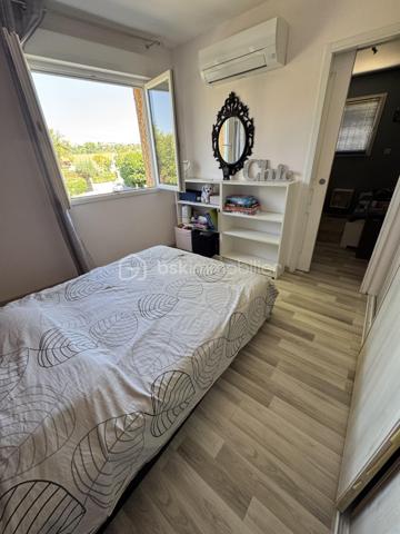 MAISON COUP DE COEUR - CHARME - LUMIÈRE ET FACTURES D'ENERGIE MAÎTRISÉES !

Il y a des maisons que l'on visite et celles que l'on n'oublie pas, celle ci coche toutes les cases de la maison coup de coeur :

Du charme, du calme, de la luminosité, de beaux volumes et un extérieur pensé comme un véritable espace de vie

Située en haut de la Font Neuve, quartier recherché, à deux pas d'intermarché Bonaval, je vous invite à vous stationner sur la place prévue à cet effet, ou directement dans votre garage et à entrer ...

Le rez de chaussée s'organise autour d'un espace convivial cette villa qui est la grande pièce de vie parée de grandes baies vitrées alu, offrant un accès direct à une première terrasse et à la piscine, aux accents zens .....

La cuisine semi séparée, équipée et aménagée, vous conduit tout droit dans le prolongement à la seconde terrasse, équipée d'une pergola au plafond végétalisé, idéale pour profiter d'un espace au frais pendant les fortes chaleurs

Toujours en rez de chaussée, vous beneficiez de wc séparés, et de l'accès garage

Avant de vous inviter à emprunter l'escalier pour rejoindre l'étage, je vous propose de revenir sur cet exterieur pensé une véritable parenthèse et qui invite à un total lâcher prise : le jardin offre une véritable ambiance zen chill et intimiste, avec une piscine semi enterrée et plusieurs espaces permettant de profiter des beaux jours 

Un exterieur où l'on imagine facilement de longue soirées d'été, les repas entre amis, un café le matin sous le chant des oiseaux, ou simplement ne rien faire, et ça, c'est parfois le vrai luxe.

Je vous invite à emprunter l'escalier en bois naturel,

à l'étage nous découvrons deux premières chambres desservies par une grande salle d'eau ajourée et aérée, ainsi qu'un espace bureau ( aménagé sur les photos en chambre d'appoint)

puis sur un demi étage supplémentaire, un véritable petit cocon plein de charme, une suite parentale avec sa petite terrasse adjacente

Côté technique et loin d'être anecdotique :

une consommation électrique ( pas de gaz dans cette maison ) de 70€/mois, tout compris, eau chaude, cuisine, électricité, climatisation ect ...

Une performance rendue possible grâce aux panneaux solaires, et à un ballon d'eau chaude dernière génération ultra économique !

+++ POÊLE POUR L'HIVER
+++ CLIMATISATION RECENTE

Alors si vous cherchez une maison avec du caractère plutôt qu'une simple adresse, une visite s'impose !