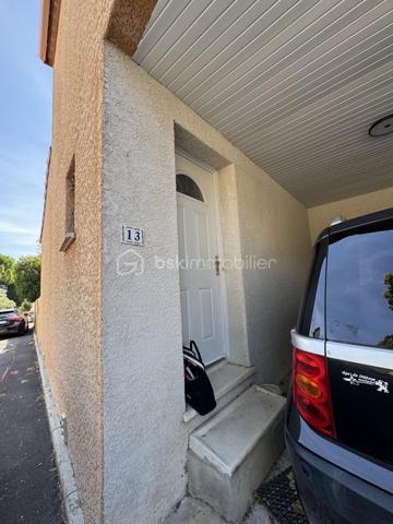 MAISON COUP DE COEUR - CHARME - LUMIÈRE ET FACTURES D'ENERGIE MAÎTRISÉES !

Il y a des maisons que l'on visite et celles que l'on n'oublie pas, celle ci coche toutes les cases de la maison coup de coeur :

Du charme, du calme, de la luminosité, de beaux volumes et un extérieur pensé comme un véritable espace de vie

Située en haut de la Font Neuve, quartier recherché, à deux pas d'intermarché Bonaval, je vous invite à vous stationner sur la place prévue à cet effet, ou directement dans votre garage et à entrer ...

Le rez de chaussée s'organise autour d'un espace convivial cette villa qui est la grande pièce de vie parée de grandes baies vitrées alu, offrant un accès direct à une première terrasse et à la piscine, aux accents zens .....

La cuisine semi séparée, équipée et aménagée, vous conduit tout droit dans le prolongement à la seconde terrasse, équipée d'une pergola au plafond végétalisé, idéale pour profiter d'un espace au frais pendant les fortes chaleurs

Toujours en rez de chaussée, vous beneficiez de wc séparés, et de l'accès garage

Avant de vous inviter à emprunter l'escalier pour rejoindre l'étage, je vous propose de revenir sur cet exterieur pensé une véritable parenthèse et qui invite à un total lâcher prise : le jardin offre une véritable ambiance zen chill et intimiste, avec une piscine semi enterrée et plusieurs espaces permettant de profiter des beaux jours 

Un exterieur où l'on imagine facilement de longue soirées d'été, les repas entre amis, un café le matin sous le chant des oiseaux, ou simplement ne rien faire, et ça, c'est parfois le vrai luxe.

Je vous invite à emprunter l'escalier en bois naturel,

à l'étage nous découvrons deux premières chambres desservies par une grande salle d'eau ajourée et aérée, ainsi qu'un espace bureau ( aménagé sur les photos en chambre d'appoint)

puis sur un demi étage supplémentaire, un véritable petit cocon plein de charme, une suite parentale avec sa petite terrasse adjacente

Côté technique et loin d'être anecdotique :

une consommation électrique ( pas de gaz dans cette maison ) de 70€/mois, tout compris, eau chaude, cuisine, électricité, climatisation ect ...

Une performance rendue possible grâce aux panneaux solaires, et à un ballon d'eau chaude dernière génération ultra économique !

+++ POÊLE POUR L'HIVER
+++ CLIMATISATION RECENTE

Alors si vous cherchez une maison avec du caractère plutôt qu'une simple adresse, une visite s'impose !
