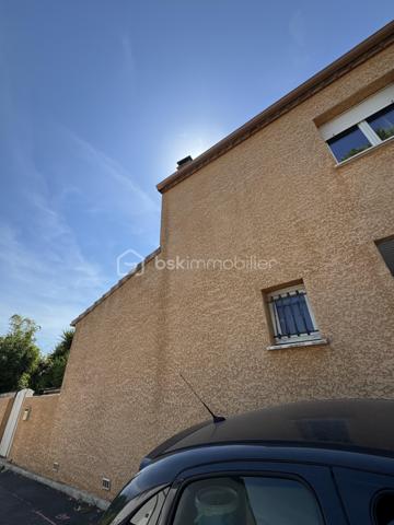 MAISON COUP DE COEUR - CHARME - LUMIÈRE ET FACTURES D'ENERGIE MAÎTRISÉES !

Il y a des maisons que l'on visite et celles que l'on n'oublie pas, celle ci coche toutes les cases de la maison coup de coeur :

Du charme, du calme, de la luminosité, de beaux volumes et un extérieur pensé comme un véritable espace de vie

Située en haut de la Font Neuve, quartier recherché, à deux pas d'intermarché Bonaval, je vous invite à vous stationner sur la place prévue à cet effet, ou directement dans votre garage et à entrer ...

Le rez de chaussée s'organise autour d'un espace convivial cette villa qui est la grande pièce de vie parée de grandes baies vitrées alu, offrant un accès direct à une première terrasse et à la piscine, aux accents zens .....

La cuisine semi séparée, équipée et aménagée, vous conduit tout droit dans le prolongement à la seconde terrasse, équipée d'une pergola au plafond végétalisé, idéale pour profiter d'un espace au frais pendant les fortes chaleurs

Toujours en rez de chaussée, vous beneficiez de wc séparés, et de l'accès garage

Avant de vous inviter à emprunter l'escalier pour rejoindre l'étage, je vous propose de revenir sur cet exterieur pensé une véritable parenthèse et qui invite à un total lâcher prise : le jardin offre une véritable ambiance zen chill et intimiste, avec une piscine semi enterrée et plusieurs espaces permettant de profiter des beaux jours 

Un exterieur où l'on imagine facilement de longue soirées d'été, les repas entre amis, un café le matin sous le chant des oiseaux, ou simplement ne rien faire, et ça, c'est parfois le vrai luxe.

Je vous invite à emprunter l'escalier en bois naturel,

à l'étage nous découvrons deux premières chambres desservies par une grande salle d'eau ajourée et aérée, ainsi qu'un espace bureau ( aménagé sur les photos en chambre d'appoint)

puis sur un demi étage supplémentaire, un véritable petit cocon plein de charme, une suite parentale avec sa petite terrasse adjacente

Côté technique et loin d'être anecdotique :

une consommation électrique ( pas de gaz dans cette maison ) de 70€/mois, tout compris, eau chaude, cuisine, électricité, climatisation ect ...

Une performance rendue possible grâce aux panneaux solaires, et à un ballon d'eau chaude dernière génération ultra économique !

+++ POÊLE POUR L'HIVER
+++ CLIMATISATION RECENTE

Alors si vous cherchez une maison avec du caractère plutôt qu'une simple adresse, une visite s'impose !