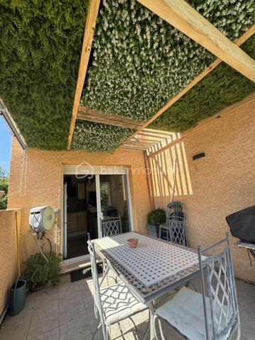 MAISON COUP DE COEUR - CHARME - LUMIÈRE ET FACTURES D'ENERGIE MAÎTRISÉES !

Il y a des maisons que l'on visite et celles que l'on n'oublie pas, celle ci coche toutes les cases de la maison coup de coeur :

Du charme, du calme, de la luminosité, de beaux volumes et un extérieur pensé comme un véritable espace de vie

Située en haut de la Font Neuve, quartier recherché, à deux pas d'intermarché Bonaval, je vous invite à vous stationner sur la place prévue à cet effet, ou directement dans votre garage et à entrer ...

Le rez de chaussée s'organise autour d'un espace convivial cette villa qui est la grande pièce de vie parée de grandes baies vitrées alu, offrant un accès direct à une première terrasse et à la piscine, aux accents zens .....

La cuisine semi séparée, équipée et aménagée, vous conduit tout droit dans le prolongement à la seconde terrasse, équipée d'une pergola au plafond végétalisé, idéale pour profiter d'un espace au frais pendant les fortes chaleurs

Toujours en rez de chaussée, vous beneficiez de wc séparés, et de l'accès garage

Avant de vous inviter à emprunter l'escalier pour rejoindre l'étage, je vous propose de revenir sur cet exterieur pensé une véritable parenthèse et qui invite à un total lâcher prise : le jardin offre une véritable ambiance zen chill et intimiste, avec une piscine semi enterrée et plusieurs espaces permettant de profiter des beaux jours 

Un exterieur où l'on imagine facilement de longue soirées d'été, les repas entre amis, un café le matin sous le chant des oiseaux, ou simplement ne rien faire, et ça, c'est parfois le vrai luxe.

Je vous invite à emprunter l'escalier en bois naturel,

à l'étage nous découvrons deux premières chambres desservies par une grande salle d'eau ajourée et aérée, ainsi qu'un espace bureau ( aménagé sur les photos en chambre d'appoint)

puis sur un demi étage supplémentaire, un véritable petit cocon plein de charme, une suite parentale avec sa petite terrasse adjacente

Côté technique et loin d'être anecdotique :

une consommation électrique ( pas de gaz dans cette maison ) de 70€/mois, tout compris, eau chaude, cuisine, électricité, climatisation ect ...

Une performance rendue possible grâce aux panneaux solaires, et à un ballon d'eau chaude dernière génération ultra économique !

+++ POÊLE POUR L'HIVER
+++ CLIMATISATION RECENTE

Alors si vous cherchez une maison avec du caractère plutôt qu'une simple adresse, une visite s'impose !