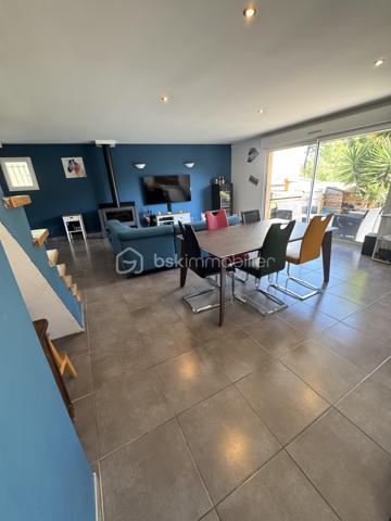 MAISON COUP DE COEUR - CHARME - LUMIÈRE ET FACTURES D'ENERGIE MAÎTRISÉES !

Il y a des maisons que l'on visite et celles que l'on n'oublie pas, celle ci coche toutes les cases de la maison coup de coeur :

Du charme, du calme, de la luminosité, de beaux volumes et un extérieur pensé comme un véritable espace de vie

Située en haut de la Font Neuve, quartier recherché, à deux pas d'intermarché Bonaval, je vous invite à vous stationner sur la place prévue à cet effet, ou directement dans votre garage et à entrer ...

Le rez de chaussée s'organise autour d'un espace convivial cette villa qui est la grande pièce de vie parée de grandes baies vitrées alu, offrant un accès direct à une première terrasse et à la piscine, aux accents zens .....

La cuisine semi séparée, équipée et aménagée, vous conduit tout droit dans le prolongement à la seconde terrasse, équipée d'une pergola au plafond végétalisé, idéale pour profiter d'un espace au frais pendant les fortes chaleurs

Toujours en rez de chaussée, vous beneficiez de wc séparés, et de l'accès garage

Avant de vous inviter à emprunter l'escalier pour rejoindre l'étage, je vous propose de revenir sur cet exterieur pensé une véritable parenthèse et qui invite à un total lâcher prise : le jardin offre une véritable ambiance zen chill et intimiste, avec une piscine semi enterrée et plusieurs espaces permettant de profiter des beaux jours 

Un exterieur où l'on imagine facilement de longue soirées d'été, les repas entre amis, un café le matin sous le chant des oiseaux, ou simplement ne rien faire, et ça, c'est parfois le vrai luxe.

Je vous invite à emprunter l'escalier en bois naturel,

à l'étage nous découvrons deux premières chambres desservies par une grande salle d'eau ajourée et aérée, ainsi qu'un espace bureau ( aménagé sur les photos en chambre d'appoint)

puis sur un demi étage supplémentaire, un véritable petit cocon plein de charme, une suite parentale avec sa petite terrasse adjacente

Côté technique et loin d'être anecdotique :

une consommation électrique ( pas de gaz dans cette maison ) de 70€/mois, tout compris, eau chaude, cuisine, électricité, climatisation ect ...

Une performance rendue possible grâce aux panneaux solaires, et à un ballon d'eau chaude dernière génération ultra économique !

+++ POÊLE POUR L'HIVER
+++ CLIMATISATION RECENTE

Alors si vous cherchez une maison avec du caractère plutôt qu'une simple adresse, une visite s'impose !