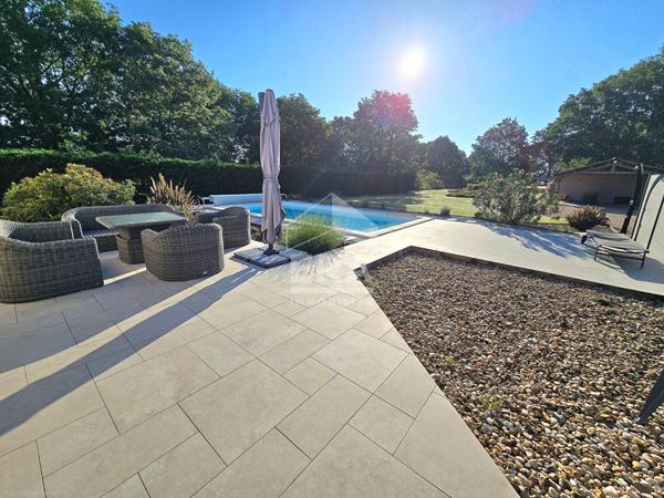 Maison récente 6 pièces avec piscine à Montpon-Ménestérol