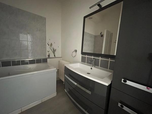 Appartement à louer 3 pièces 76.57m² Montbéliard (25200)