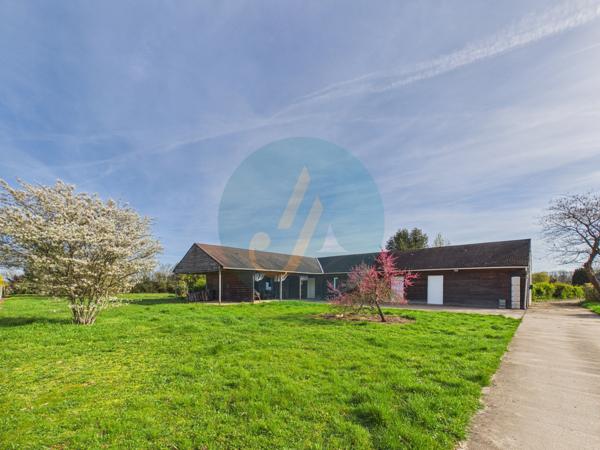Pouilly-sur-Loire (58150) Longère en bois 300m2, 5 chambres, chenils, boxes à chevaux sur 2 hectares clos entre champs et forêt