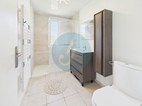 Pouilly-sur-Loire (58150) Longère en bois 300m2, 5 chambres, chenils, boxes à chevaux sur 2 hectares clos entre champs et forêt