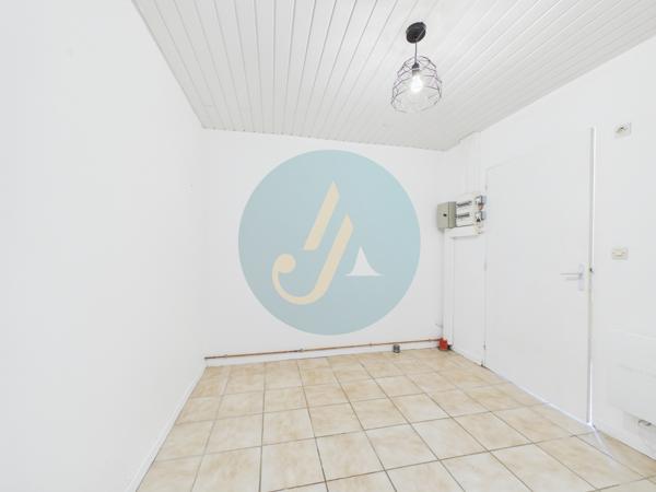 Pouilly-sur-Loire (58150) Longère en bois 300m2, 5 chambres, chenils, boxes à chevaux sur 2 hectares clos entre champs et forêt