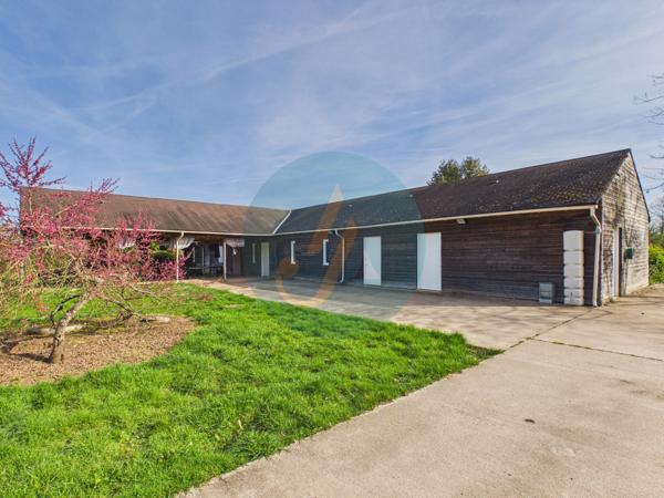 Pouilly-sur-Loire (58150) Longère en bois 300m2, 5 chambres, chenils, boxes à chevaux sur 2 hectares clos entre champs et forêt