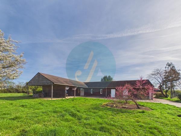 Pouilly-sur-Loire (58150) Longère en bois 300m2, 5 chambres, chenils, boxes à chevaux sur 2 hectares clos entre champs et forêt