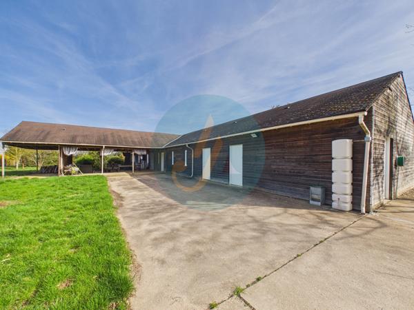 Pouilly-sur-Loire (58150) Longère en bois 300m2, 5 chambres, chenils, boxes à chevaux sur 2 hectares clos entre champs et forêt