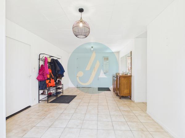 Pouilly-sur-Loire (58150) Longère en bois 300m2, 5 chambres, chenils, boxes à chevaux sur 2 hectares clos entre champs et forêt