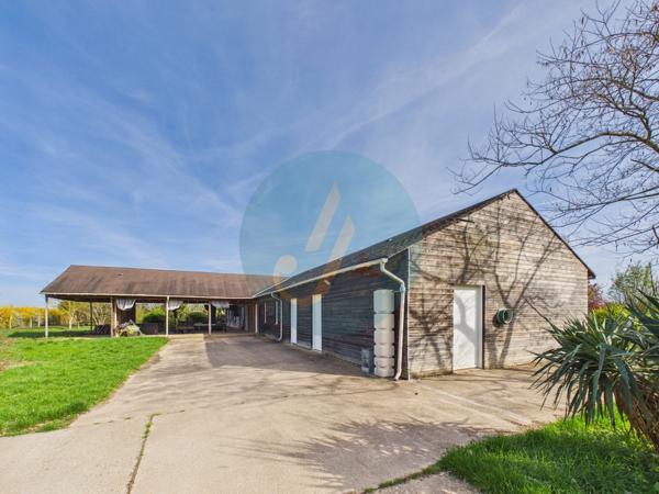 Pouilly-sur-Loire (58150) Longère en bois 300m2, 5 chambres, chenils, boxes à chevaux sur 2 hectares clos entre champs et forêt