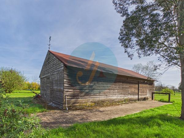 Pouilly-sur-Loire (58150) Longère en bois 300m2, 5 chambres, chenils, boxes à chevaux sur 2 hectares clos entre champs et forêt