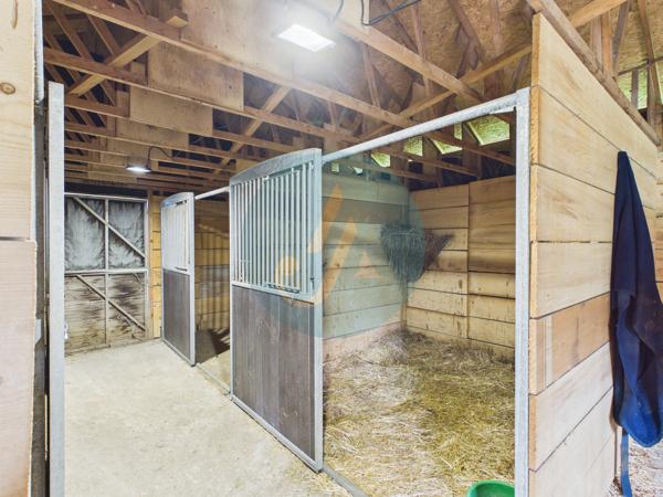 Pouilly-sur-Loire (58150) Longère en bois 300m2, 5 chambres, chenils, boxes à chevaux sur 2 hectares clos entre champs et forêt