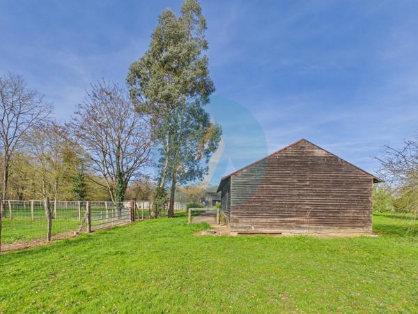 Pouilly-sur-Loire (58150) Longère en bois 300m2, 5 chambres, chenils, boxes à chevaux sur 2 hectares clos entre champs et forêt