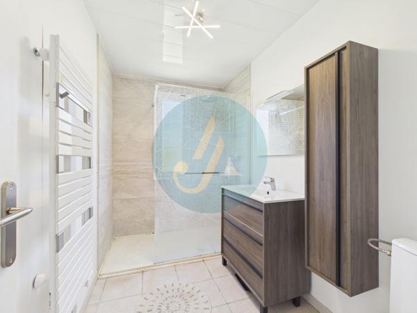 Pouilly-sur-Loire (58150) Longère en bois 300m2, 5 chambres, chenils, boxes à chevaux sur 2 hectares clos entre champs et forêt