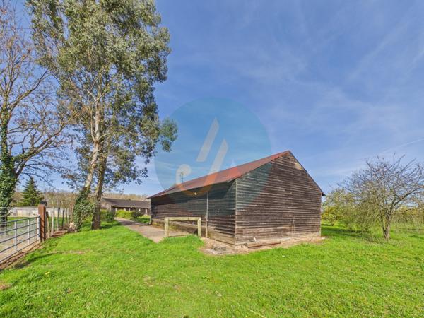 Pouilly-sur-Loire (58150) Longère en bois 300m2, 5 chambres, chenils, boxes à chevaux sur 2 hectares clos entre champs et forêt
