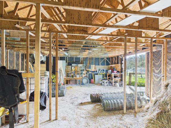 Pouilly-sur-Loire (58150) Longère en bois 300m2, 5 chambres, chenils, boxes à chevaux sur 2 hectares clos entre champs et forêt