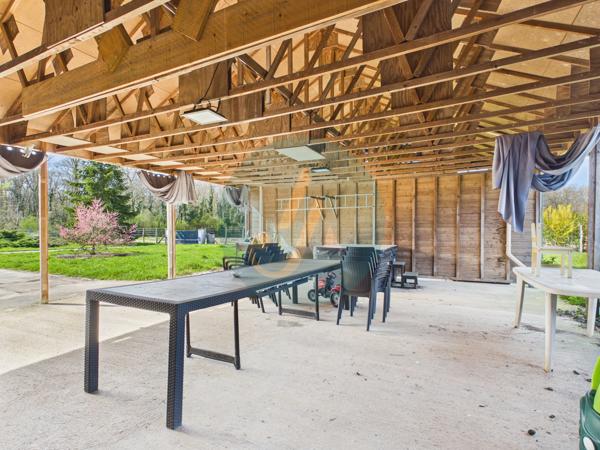 Pouilly-sur-Loire (58150) Longère en bois 300m2, 5 chambres, chenils, boxes à chevaux sur 2 hectares clos entre champs et forêt