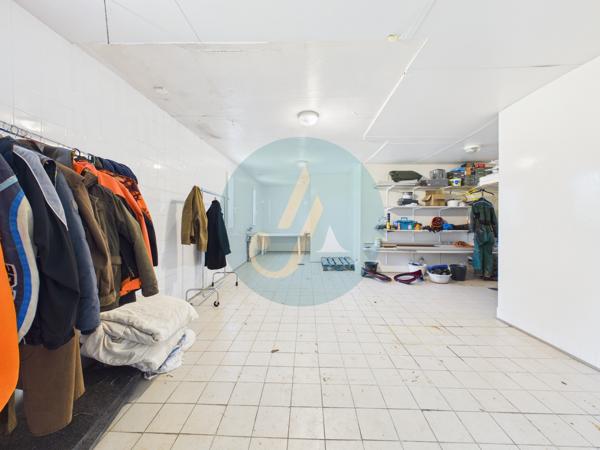 Pouilly-sur-Loire (58150) Longère en bois 300m2, 5 chambres, chenils, boxes à chevaux sur 2 hectares clos entre champs et forêt