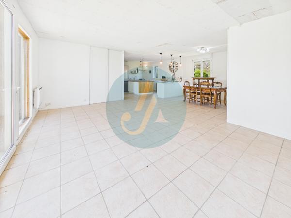 Pouilly-sur-Loire (58150) Longère en bois 300m2, 5 chambres, chenils, boxes à chevaux sur 2 hectares clos entre champs et forêt