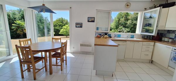 Fouesnant, Jolie maison de 4 chambres, sur un beau terrain arboré de 2000 m² !
