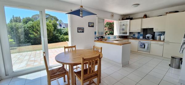Fouesnant, Jolie maison de 4 chambres, sur un beau terrain arboré de 2000 m² !