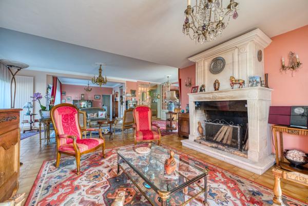 VASTE VILLA A PONTAILLAC