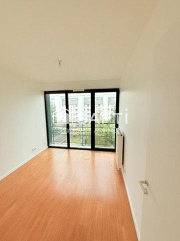 3 pièces lumineux, cave, parking, RER E à 300?m !