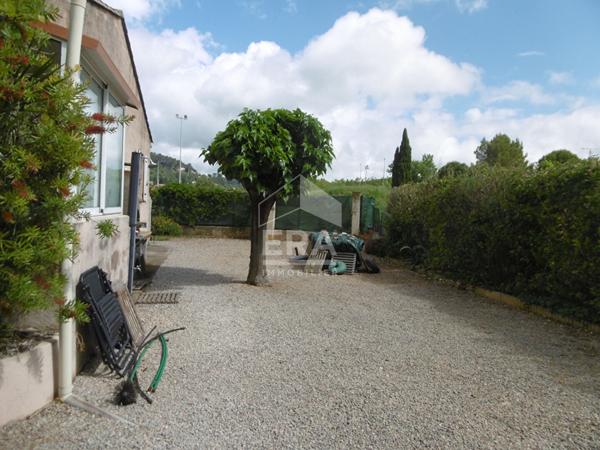 Villa proche commodités 96 m² sur 578 m²