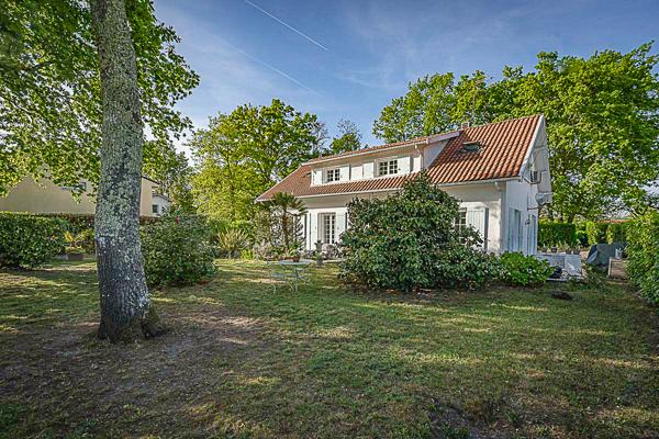 Maison Charmante maison Familiale rénovée 189m² - La Garenne - Coup de coeur ! 189.37 m²