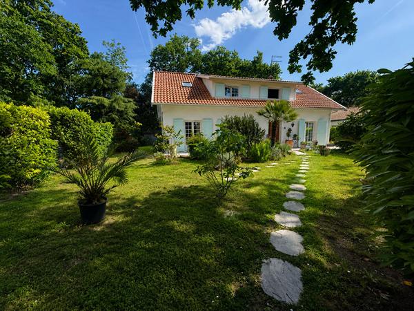Maison Charmante maison Familiale rénovée 189m² - La Garenne - Coup de coeur ! 189.37 m²