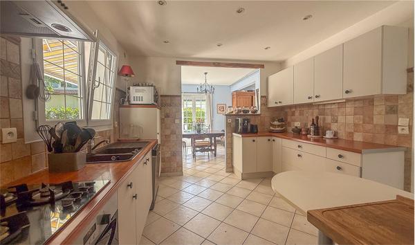 Maison Charmante maison Familiale rénovée 189m² - La Garenne - Coup de coeur ! 189.37 m²
