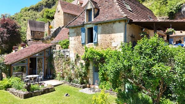 Joli ensemble en pierre avec gîte et piscine
