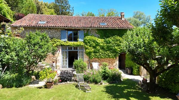 Joli ensemble en pierre avec gîte et piscine