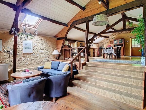 Joli ensemble en pierre avec gîte et piscine