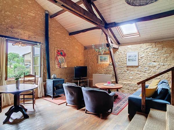 Joli ensemble en pierre avec gîte et piscine