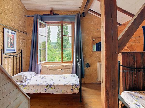 Joli ensemble en pierre avec gîte et piscine