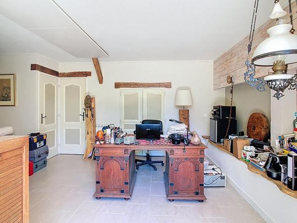 Joli ensemble en pierre avec gîte et piscine