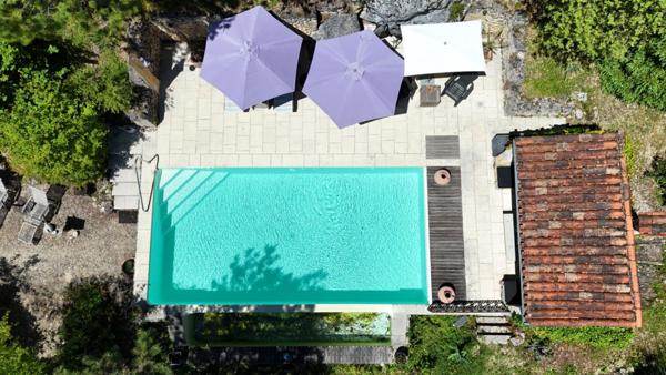 Joli ensemble en pierre avec gîte et piscine